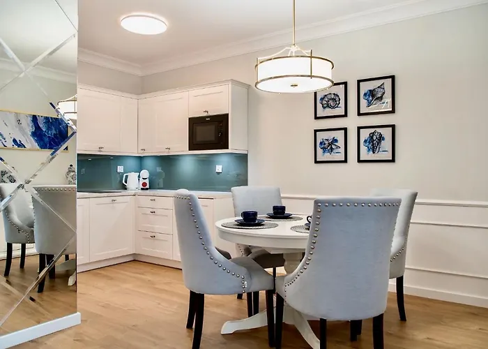 Faro Nadmorskie Tarasy Deluxe Przy Latarni Morskiej Колобжег